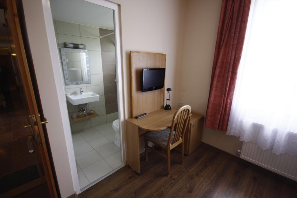 Parti Panzio Hotel Tata Buitenkant foto