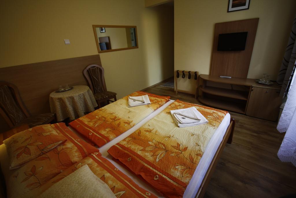 Parti Panzio Hotel Tata Buitenkant foto