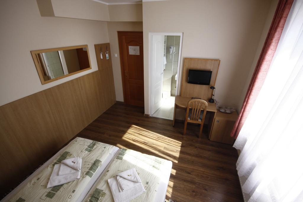 Parti Panzio Hotel Tata Buitenkant foto