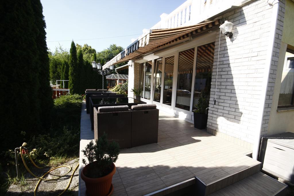 Parti Panzio Hotel Tata Buitenkant foto