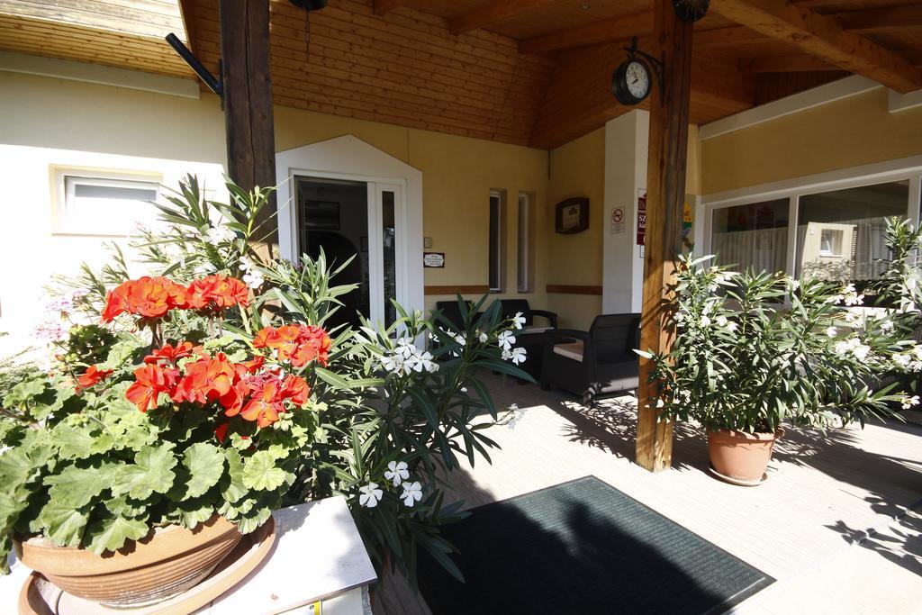 Parti Panzio Hotel Tata Buitenkant foto